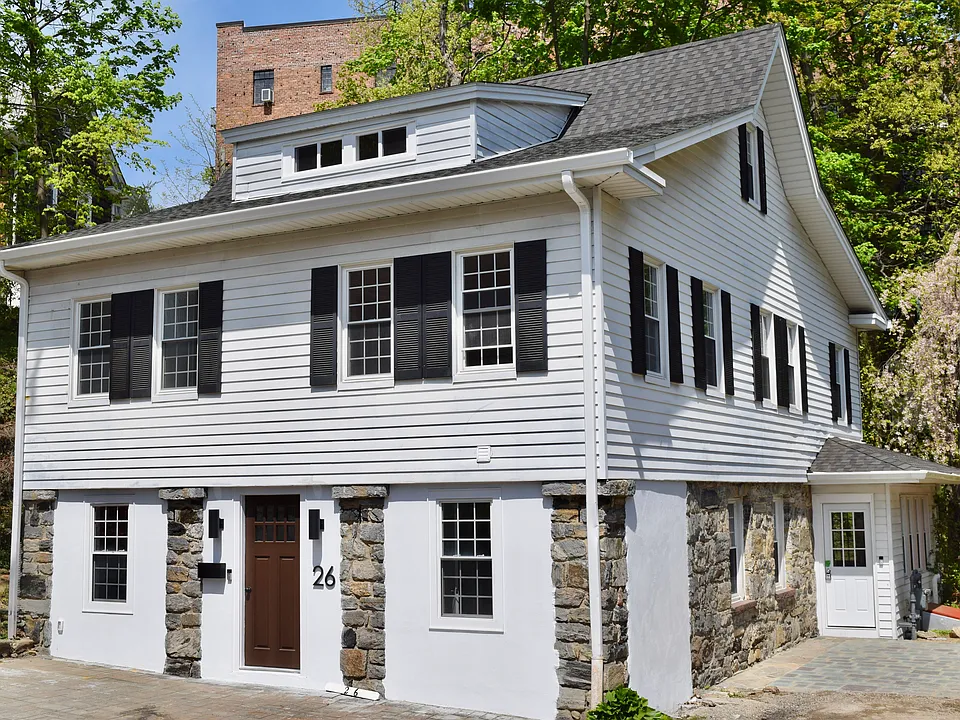 26 Latimer Lane. Bronxville Schools.