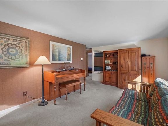 5th image of 26 Horseshoe Dr