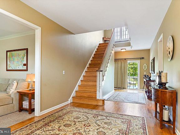 5th image of 155 Red Oak Dr
