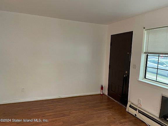 4th image of 18 Elmwood Park Dr