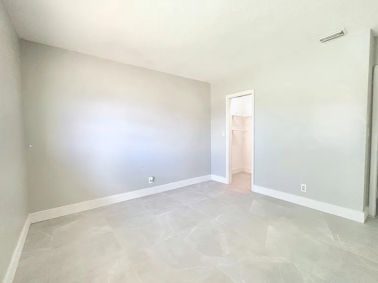 1007 W Prospect Rd — Photo 14