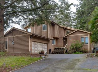 7318 Veyaness Rd, Central Saanich, BC V8M 1M3