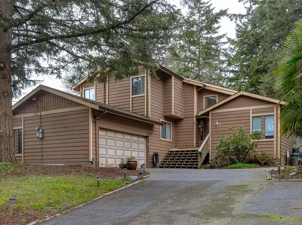 7318 Veyaness Rd, Central Saanich, BC V8M 1M3