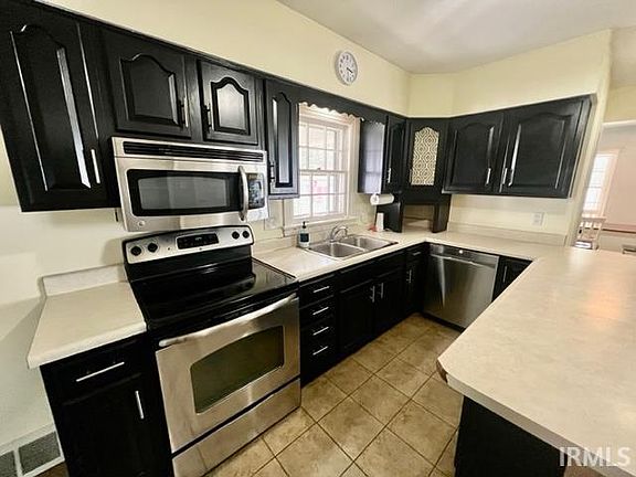 5th image of 2609 E Powell Ave