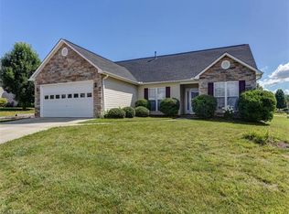 25 Livingston Farm Rd, Fletcher, NC 28732