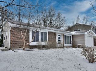 1056 N Shady Oaks Dr, Elgin, IL 60120