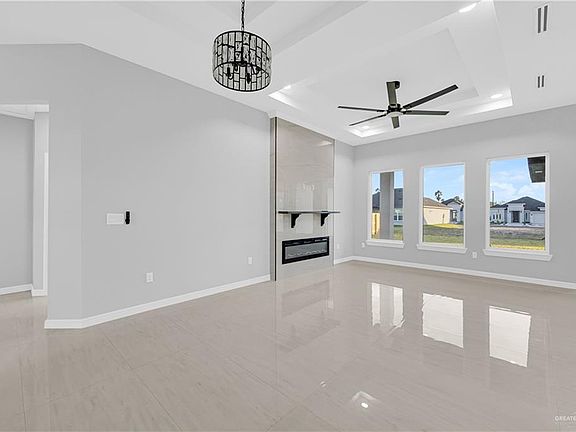 4th image of 905 Magnolia St