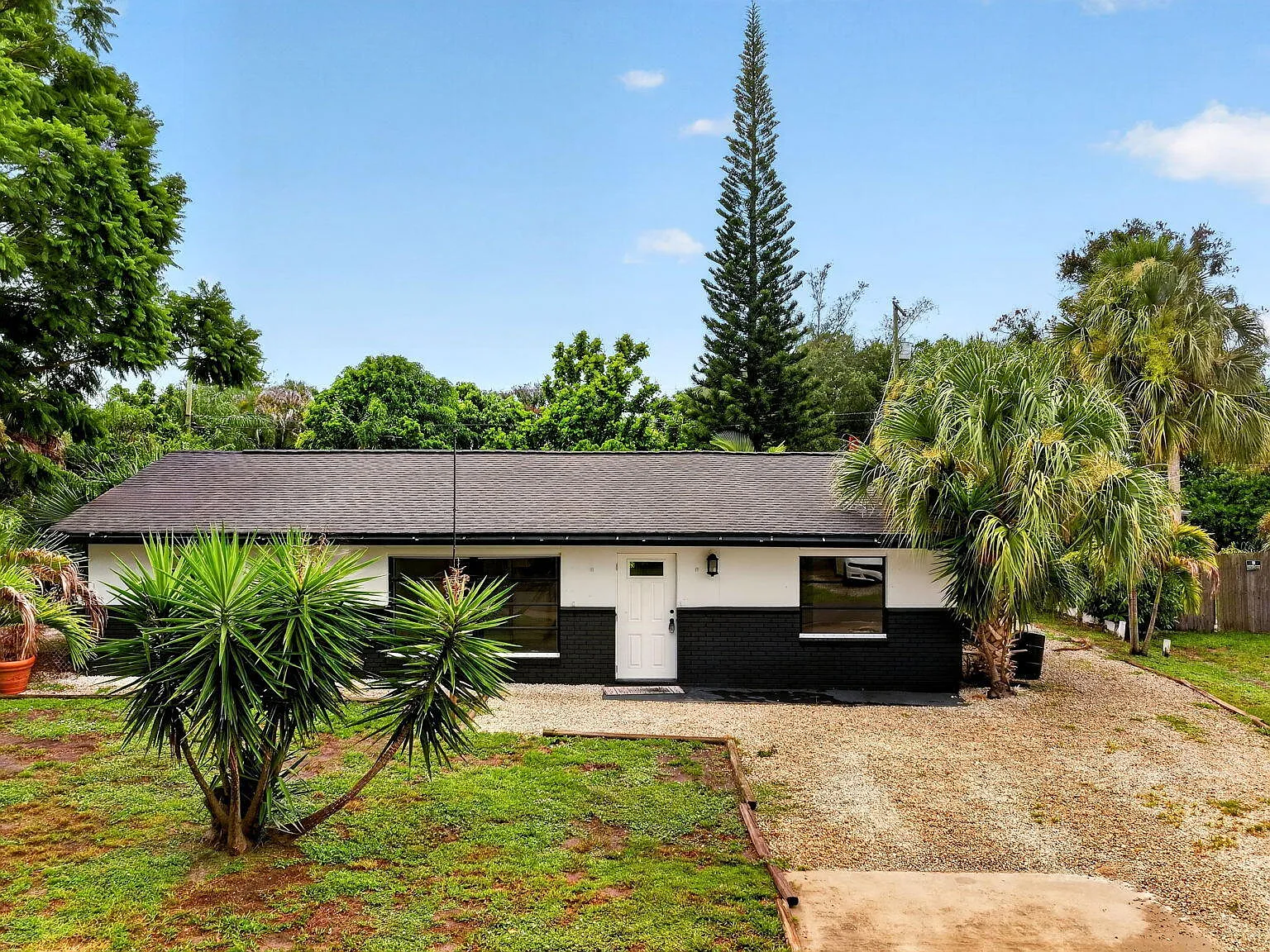 3 bed, 2.0 bath, 1188 sqft, $2,200 — Photo 2