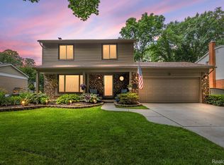 16048 Birwood Ave, Beverly Hills, MI 48025