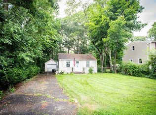 16 Rosemary Ln, Centereach, NY 11720
