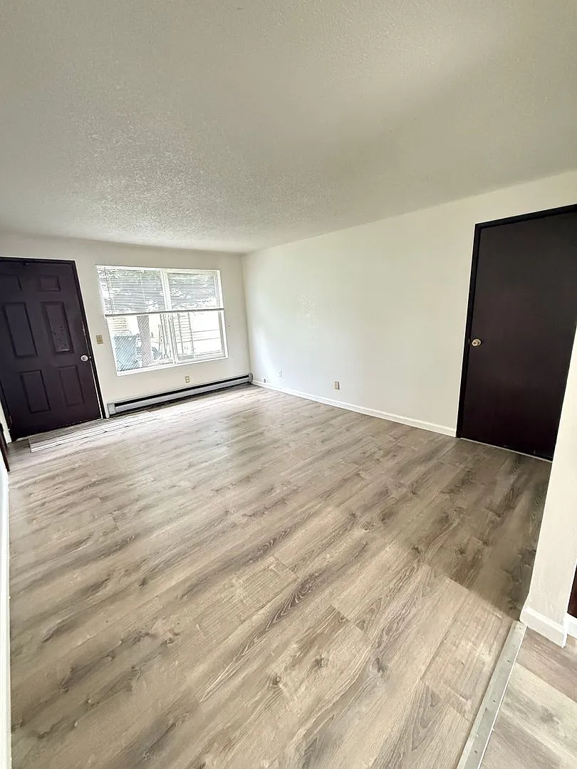 2211 Sumner — Photo 2