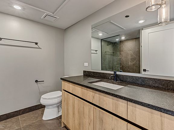 4th image of 729 N Sangamon St #407