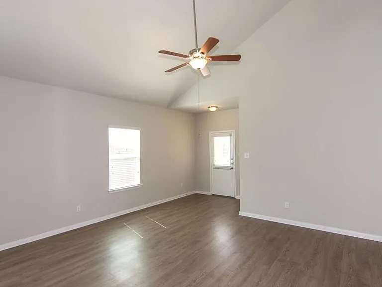 649 Donegal Ln — Photo 20