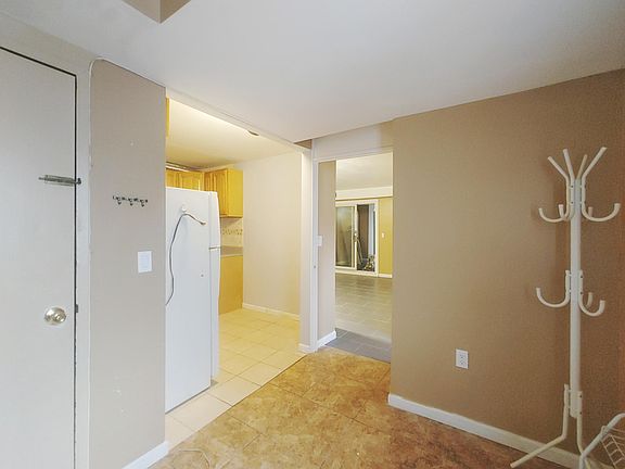 2nd image of 8 Daffodil Ct Floor 1
