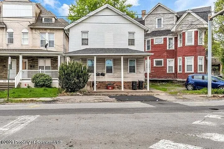 2 bed, 1.0 bath, 572 sqft, $975 — Photo 2