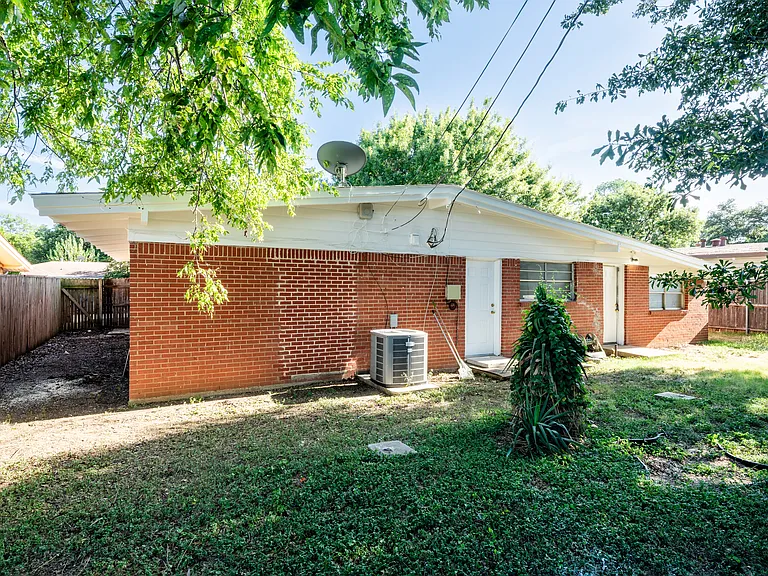 2821 Yale St — Photo 24