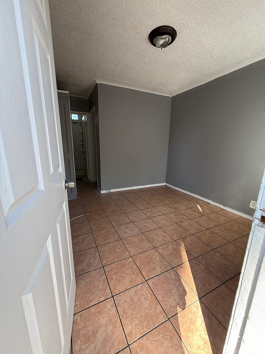 Photo 2 of 7 - 6125 Stafford Ave #D - Huntington Park, CA Building Photo - 6125 Stafford Ave #D