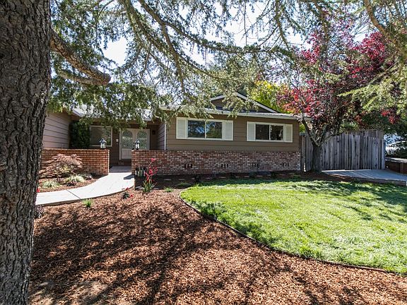 4th image of 673 Pinecone Dr