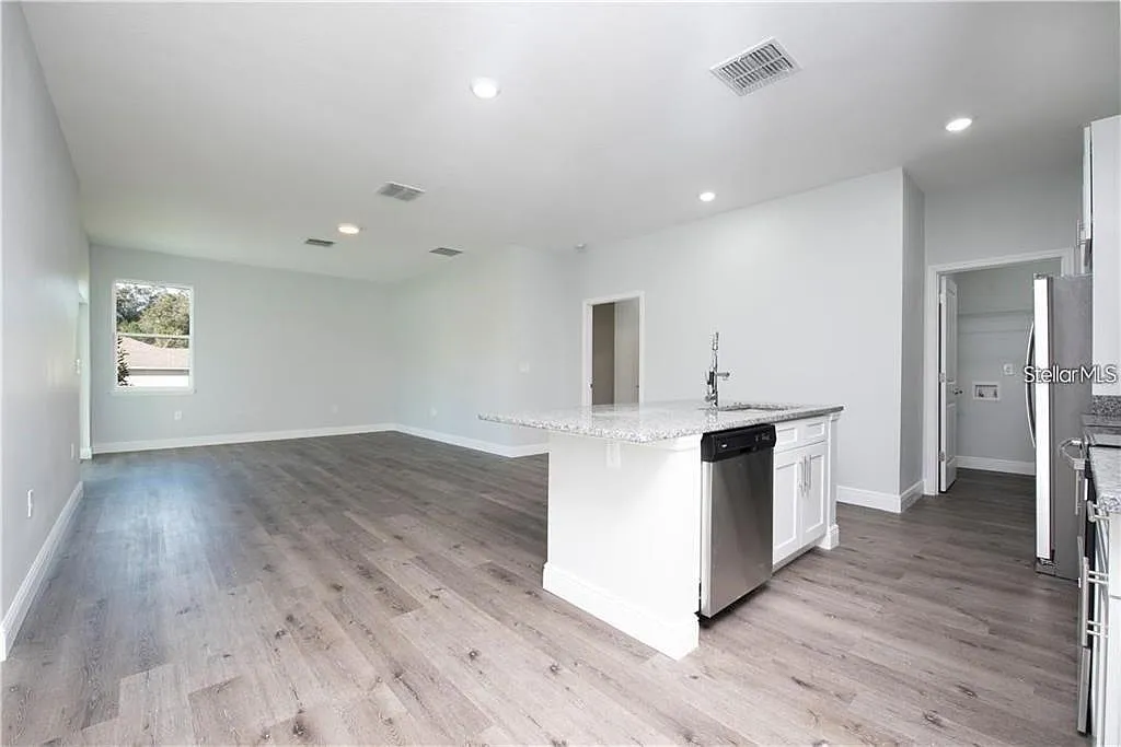 3 bed, 2.0 bath, 1270 sqft, $2,197 — Photo 4