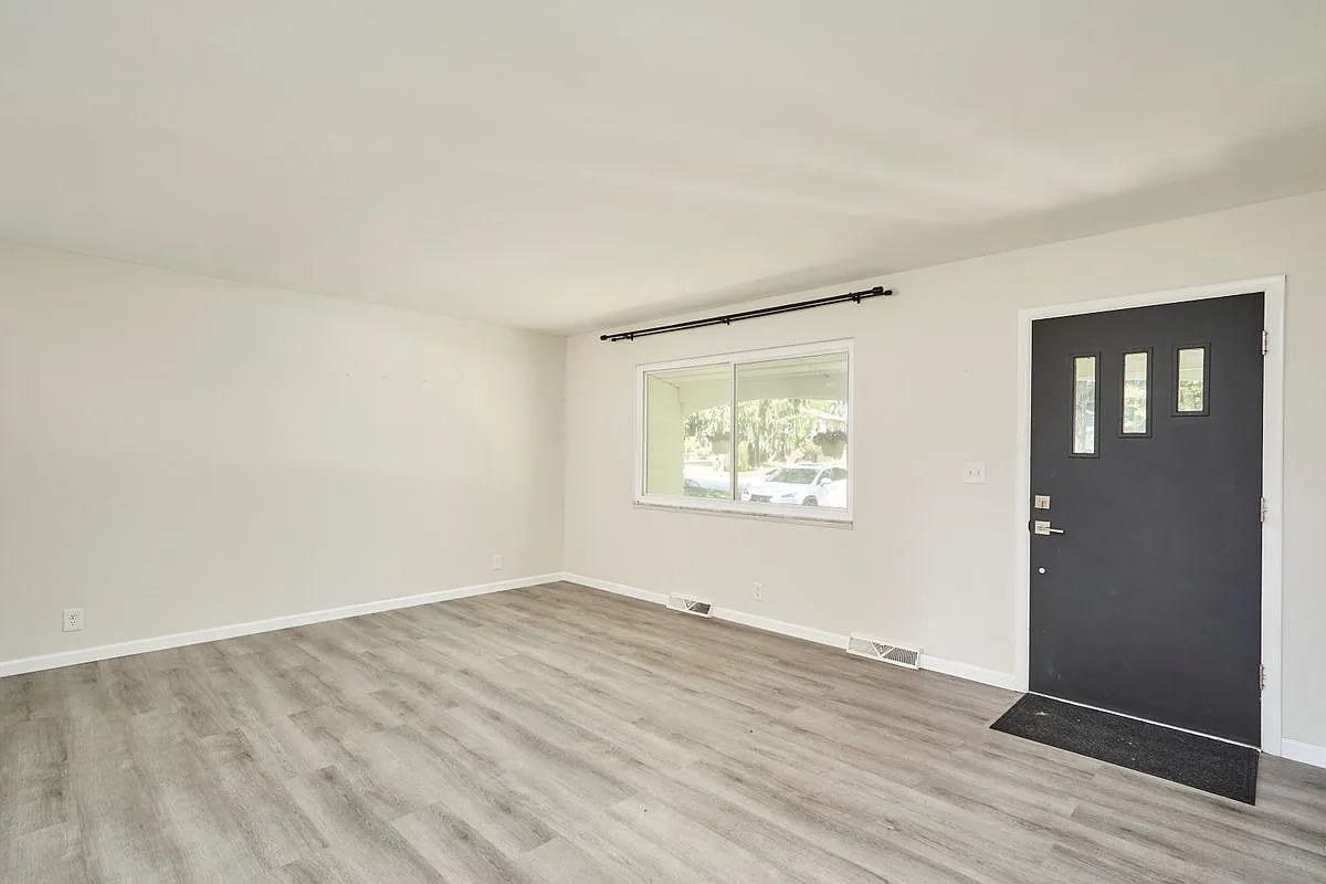 3 bed, 2.0 bath, 1360 sqft, $2,700 — Photo 2