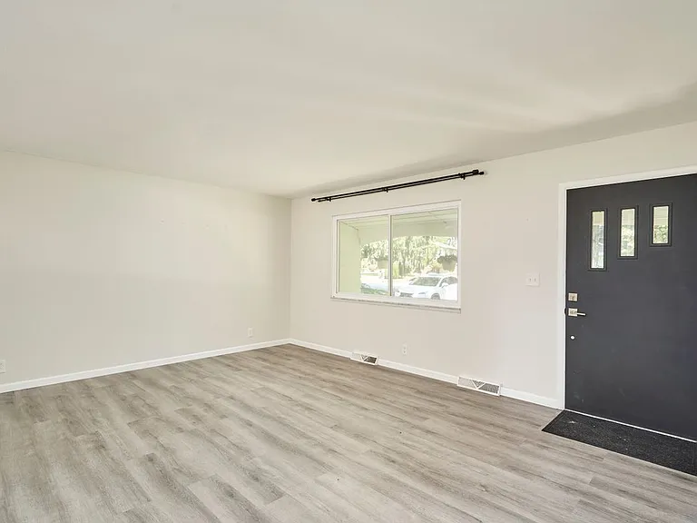 432 Mackinaw Ave — Photo 2