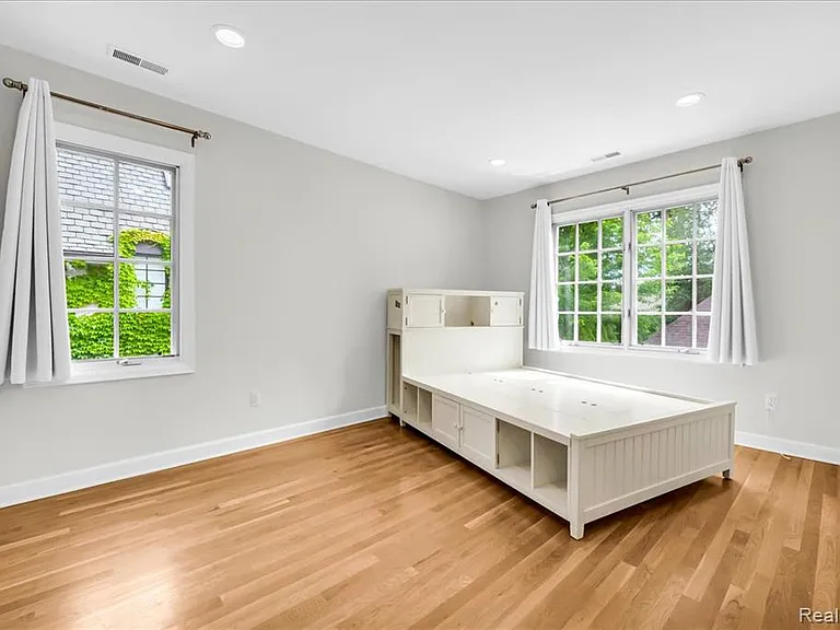 455 Linden Rd — Photo 40