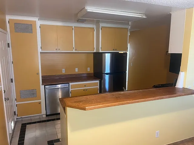6 bed, 2360 sqft, $8,500 — Photo 2