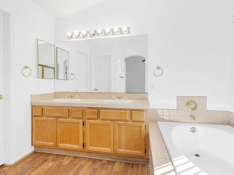 1444 Country Hollow Dr — Photo 16