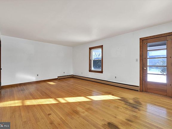 5th image of 910 Deatrich Ave