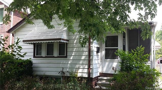 1st image of 1572 Chestnut St