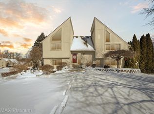 9591 Rosemary Ln, Brighton, MI