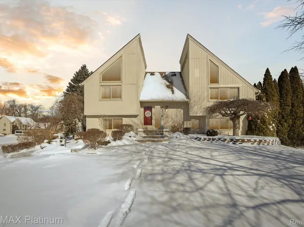 9591 Rosemary Ln, Brighton, MI 48114