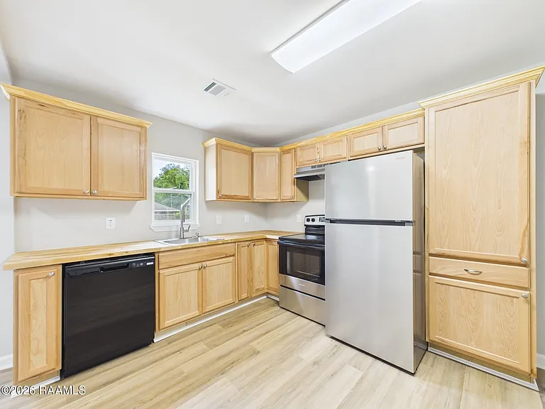 908 Saint Charles St — Photo 6