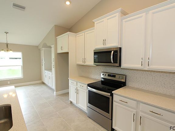 4th image of 11 Eastman Ln