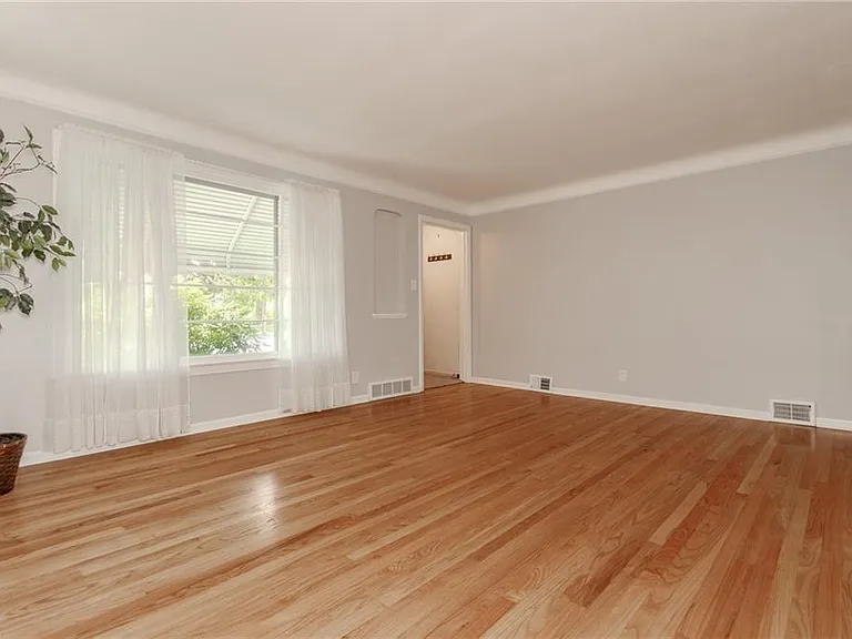 1752 Brainard Rd — Photo 4