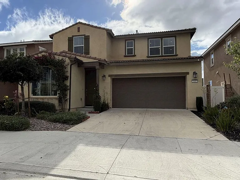 1685 Camellia Ln — Photo 1