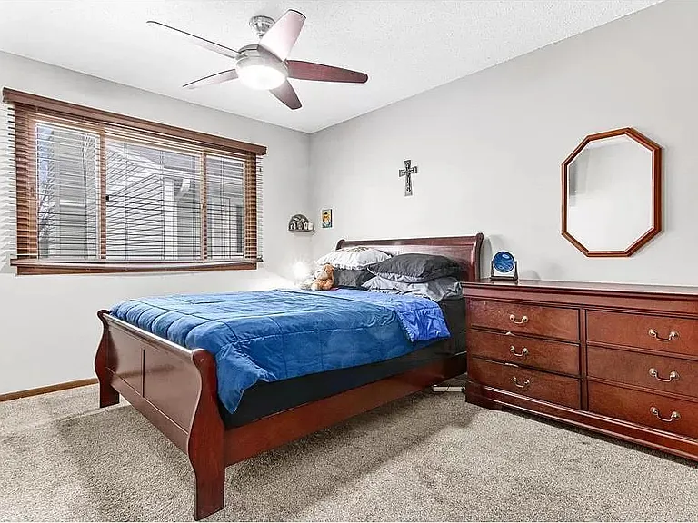3419 Pilgrim Ln N — Photo 3
