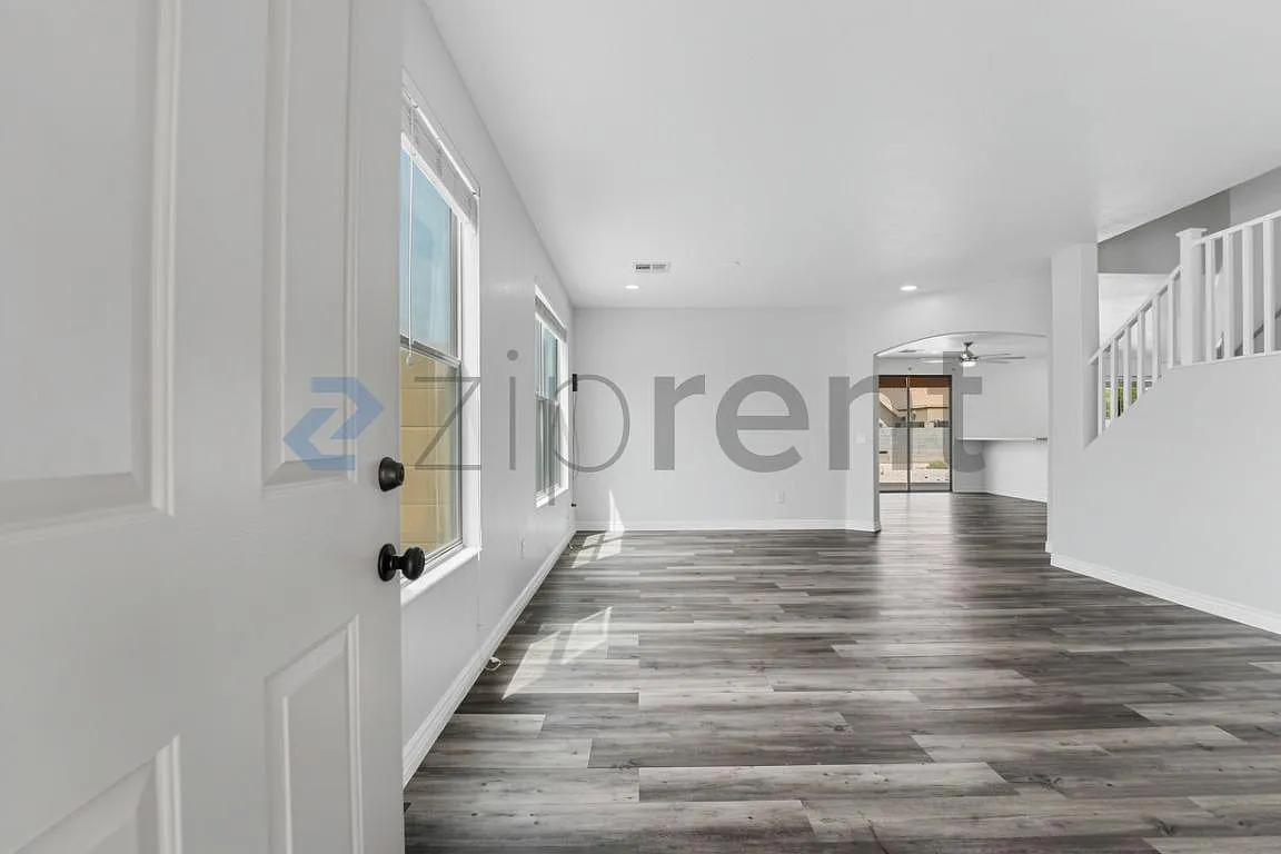 4 bed, 2.5 bath, 2689 sqft, $2,600 — Photo 4
