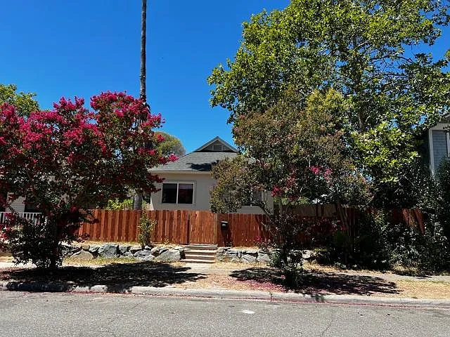 124 B St photo 1