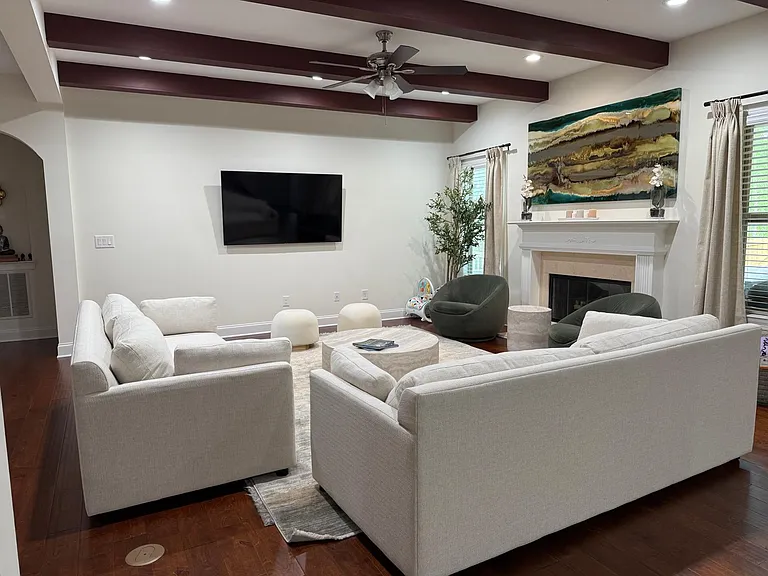 1055 Walters Cir — Photo 4