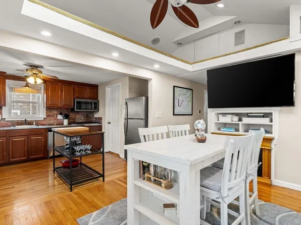 38 Newport Rd, Hull, MA 02045