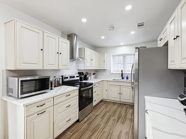 1044 Briarwood Ln — Photo 15
