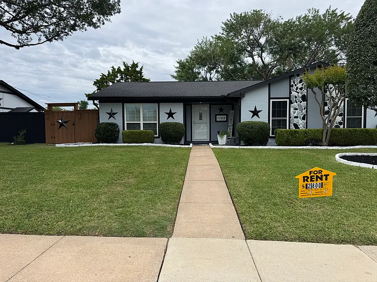 1705 Hawthorne Ln — Photo 3