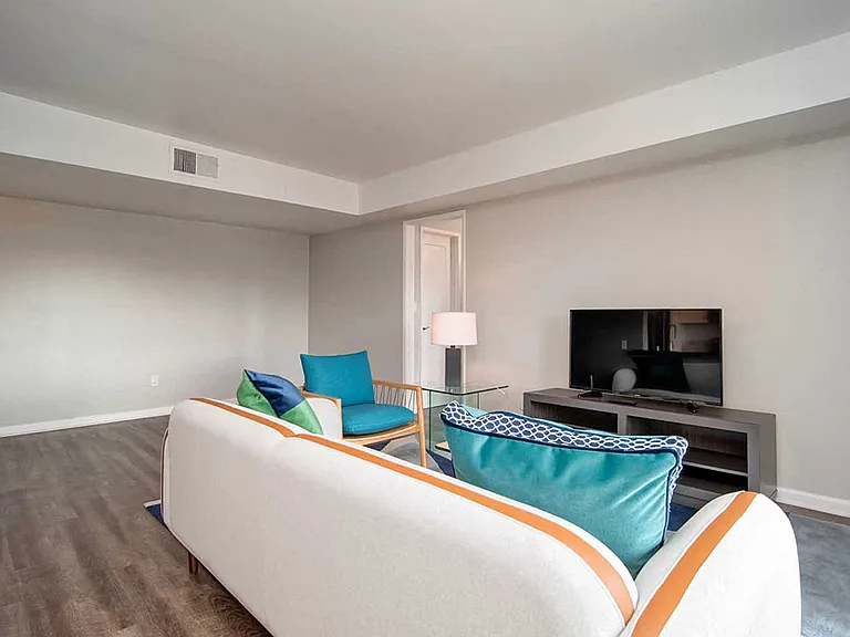 Los Robles Apartments — Photo 40
