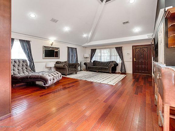 5th image of 104 Coddington Ave
