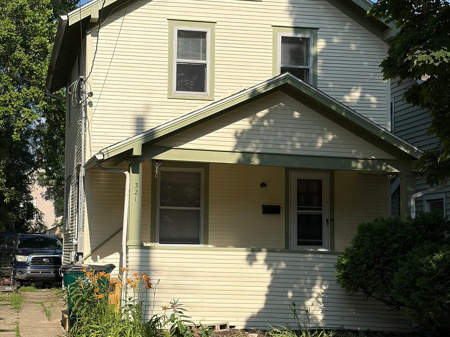 3 bed, 1.5 bath, 1297 sqft, $1,700 — Photo 1