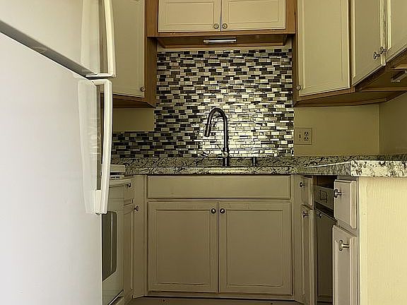 5th image of 831 Daverton Rd