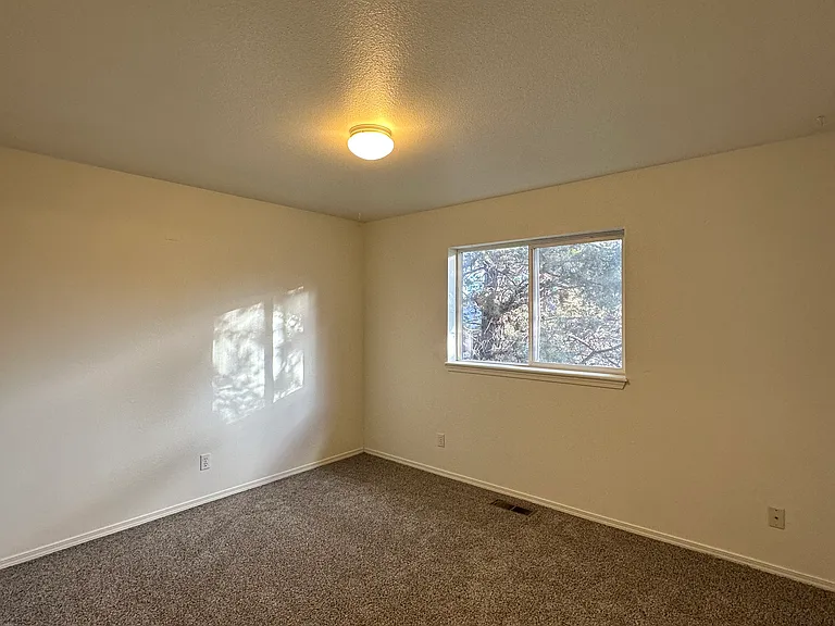 985 NE Hidden Valley Dr — Photo 12