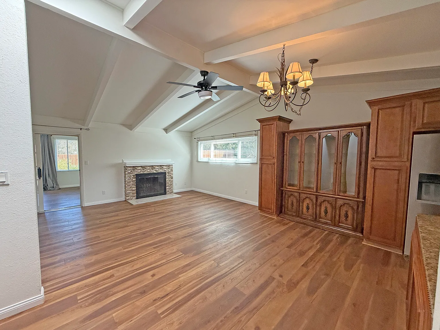 3 bed, 1654 sqft, $5,200 — Photo 2
