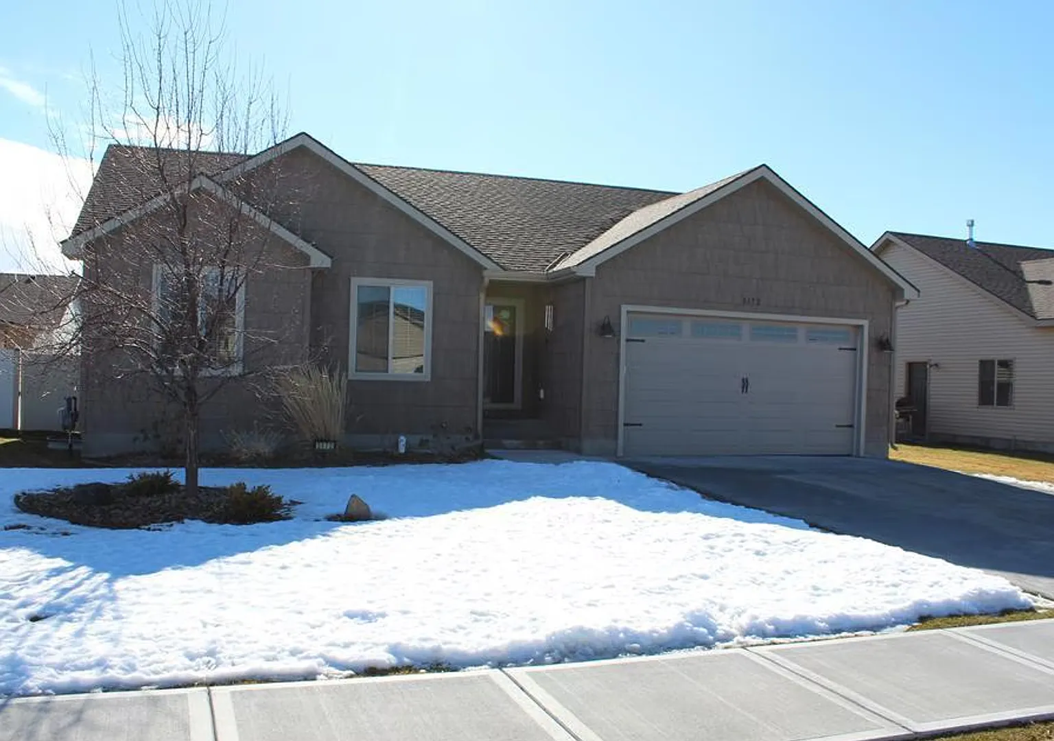 Spacious Modern 6 Bed 3 Bath Home In Iona! — Photo 2